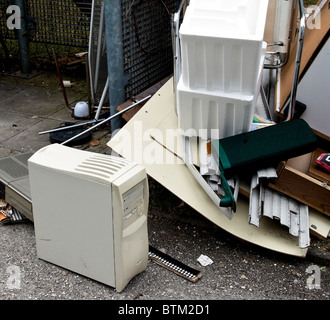 Déchets encombrants en attente de la collecte des déchets. L'annexe de la collecte des déchets. Banque D'Images