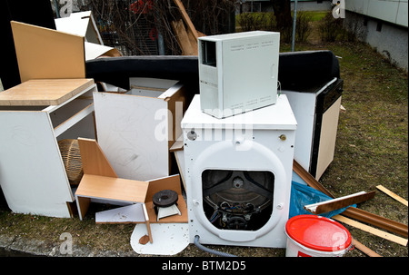 Déchets encombrants en attente de la collecte des déchets. L'annexe de la collecte des déchets. Banque D'Images