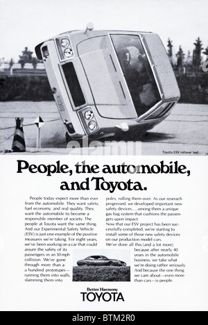 Double page dans le magazine annonce vers 1976 pour les voitures Toyota Banque D'Images