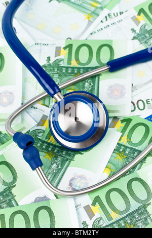 De nombreux billets en euro avec un stéthoscope. Les coûts de la santé. Banque D'Images