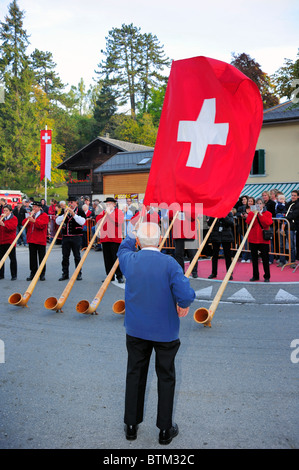 Lancement du pavillon est une activité traditionnelle en Suisse, généralement accompagné par cors jouant Banque D'Images