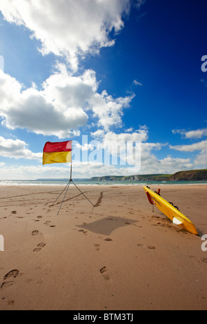 Drapeau de sauveteurs et de surf à Bigbury on Sea, dans le sud du Devon Banque D'Images