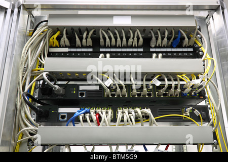 Switches connectés en fibre optique avec la technologie SFP Banque D'Images