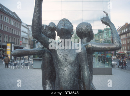 Une statue de trois enfants dans le centre de Aix-la-Chapelle donnant le salut Aix-la-Chapelle Banque D'Images