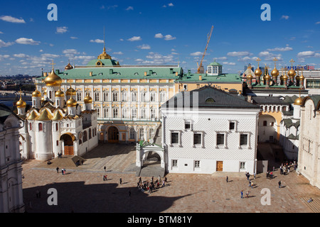 Portrait de la place de la cathédrale (Sobornaya Square) au Kremlin lors d'une journée ensoleillée. Moscou, Russie. Banque D'Images