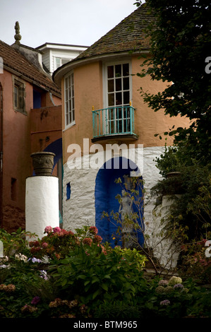 Portmeirion ('Le Village' dans la série télévisée des années 1960 "Le Prisonnier"), au nord du Pays de Galles. Banque D'Images