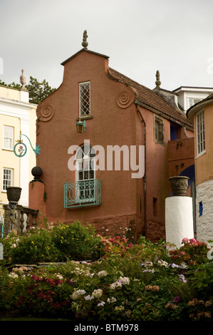 Portmeirion ('Le Village' dans la série télévisée des années 1960 "Le Prisonnier"), au nord du Pays de Galles. Banque D'Images