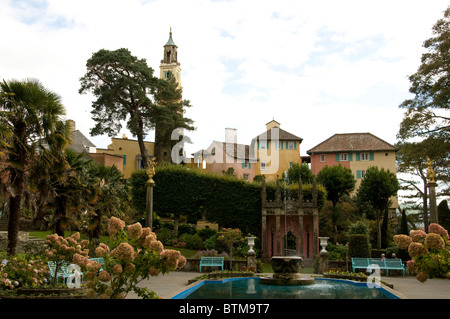 Portmeirion ('Le Village' dans la série télévisée des années 1960 "Le Prisonnier"), au nord du Pays de Galles. Banque D'Images