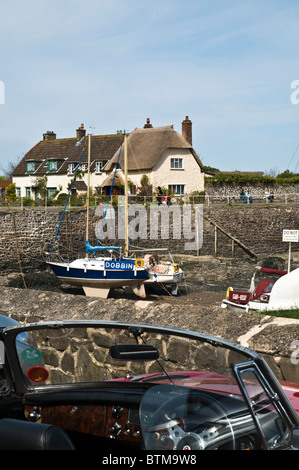 Dh PORLOCK WEIR SOMERSET MG softtop chaumières et voiture Porlock Weir Harbour mgb roadster Banque D'Images