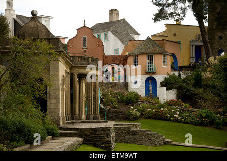 Portmeirion ('Le Village' dans la série télévisée des années 1960 "Le Prisonnier"), au nord du Pays de Galles. Banque D'Images