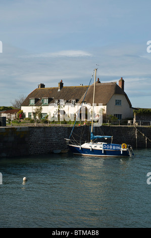 Dh PORLOCK WEIR SOMERSET chaumières yacht dans Porlock Weir Harbour Banque D'Images