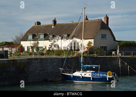 Dh PORLOCK WEIR SOMERSET chaumières yacht dans Porlock Weir Harbour Banque D'Images