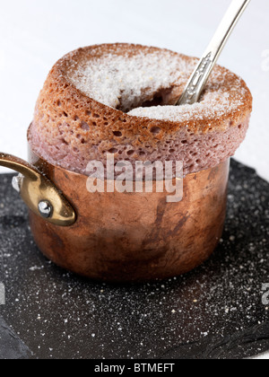 Soufflé au chocolat individuels dans une casserole en cuivre Banque D'Images