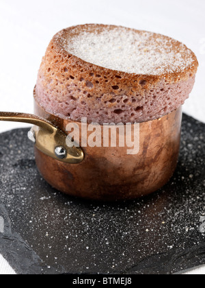 Soufflé au chocolat individuels dans une casserole en cuivre Banque D'Images