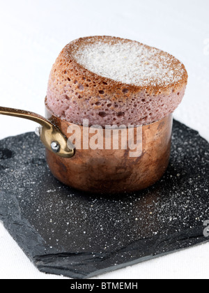 Soufflé au chocolat individuels dans une casserole en cuivre Banque D'Images