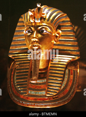 Le masque de la mort de Toutankhamon pharaon égyptien est en or incrusté de verre coloré et pierre semi-précieuse. À partir de l'image numérisée dans le matériel d'archive Portrait Presse Service (anciennement Bureau Portrait Presse) Banque D'Images