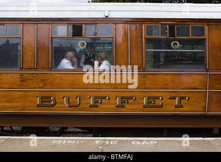 Train à vapeur sur voiture Buffet debout à la gare de Pickering North York Moors England UK Banque D'Images