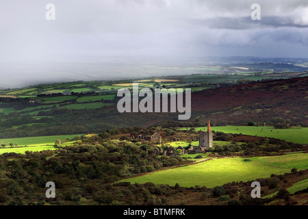 Des averses sur une abondoned tin mine sur les bords de Bodmin Moor, Cornwall Banque D'Images