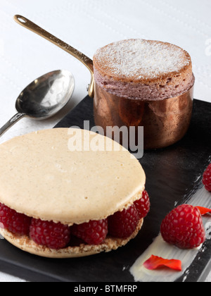 Soufflé au chocolat individuels et de Framboises Fraises Banque D'Images