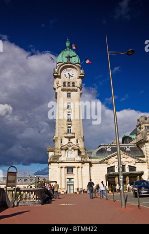 La tour de l'horloge à Gare de la gare de Limoges bénédictins en France Banque D'Images