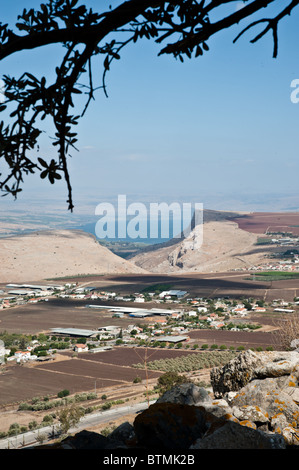 Terres agricoles israéliennes, les falaises d'Arbel et la mer de Galilée vu de la cornes de Hittim dans le nord d'Israël. Banque D'Images