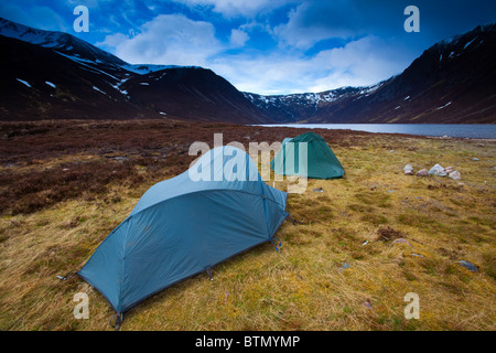 L'Écosse, les Highlands écossais, le Parc National de Cairngorms. Les randonneurs près de camping sauvage en Eanaich Eanaich Loch Gleann. Banque D'Images