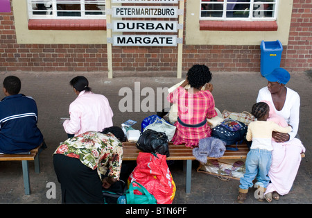 Les passagers des autobus et l'attente dans l'aérogare principale à Pretoria, Afrique du Sud Banque D'Images