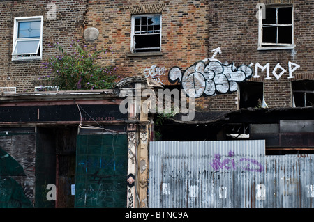 Épaves, des bâtiments abandonnés et des points couverts de graffitis sur Dalston Lane à Hackney. Banque D'Images