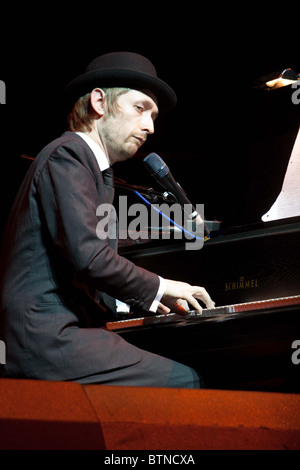 Neil Hannon de The Divine Comedy à la scène de la salle de Concert, lecture Banque D'Images