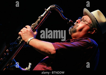 JOE LOVANO joue avec le saxophone JOHN PATITUCCI TRIO à la 2009 - Festival de jazz de Monterey en Californie Banque D'Images