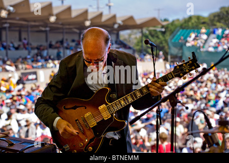 JOHN SCOFIELD joue de la guitare à l'2009 - Festival de jazz de Monterey en Californie Banque D'Images