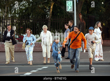 Les personnes qui traversent la rue en feu vert, Brest, Biélorussie Banque D'Images