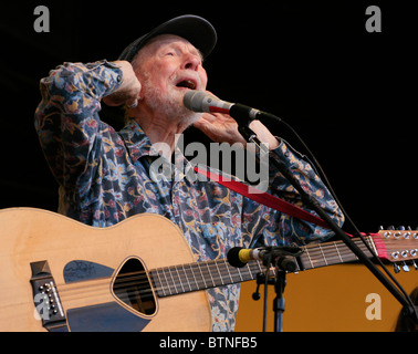 PETE SEGER chante à la 2009 - Festival de jazz de Monterey en Californie Banque D'Images