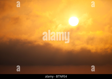 Coucher du soleil et les couleurs chaudes des nuages de fond. Banque D'Images