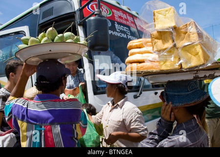 Vendeurs de nourriture sont transportant de la nourriture sur la tête près de Bavet, au Cambodge. Banque D'Images