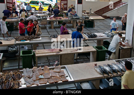 Marché de poissons mercado dos Lavradores Funchal Madeira Portugal Banque D'Images