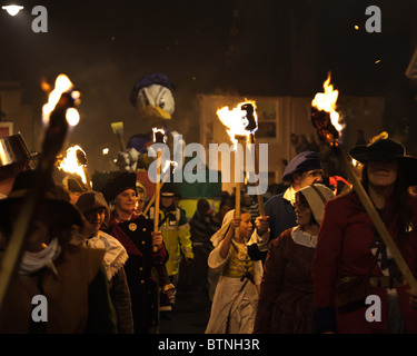 Les processions aux flambeaux à Lewes, 5e novembre 2010. Bonfire Night Banque D'Images