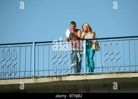 Un couple sur une passerelle, Brest, Biélorussie Banque D'Images