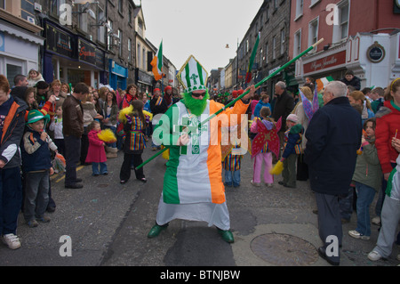 Un homme habillé en Saint Patrick lors de défilé de la Saint-Patrick à Castlebar, Comté de Mayo, Irlande. Banque D'Images