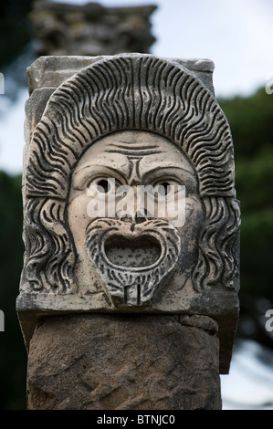 Masque en pierre dans le théâtre antique. Ostia Antica, Rome, Italie Banque D'Images