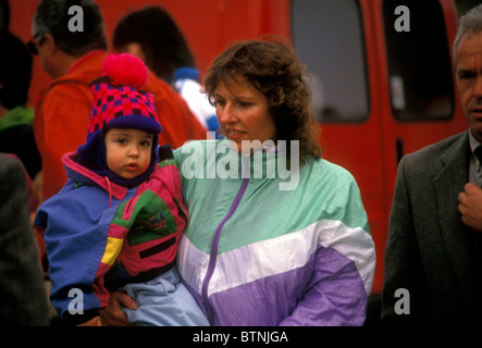 Les gens Basque français, femme adulte, mère, mère et fils, mère et enfant, mère tenant son fils, jeune garçon, Pays Basque français, Bayonne, France Banque D'Images