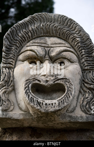 Masque en pierre dans le théâtre antique. Ostia Antica, Rome, Italie Banque D'Images