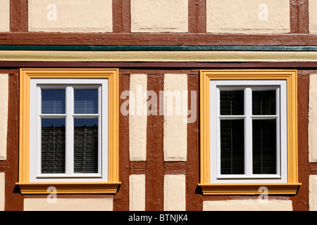 Fenstern Fachwerkhaus mit dans gelb und weiß gestrichen. - Maison à colombages avec windows peinte en jaune et blanc. Banque D'Images