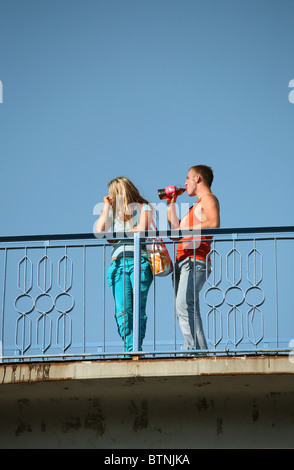 Un couple sur une passerelle, Brest, Biélorussie Banque D'Images