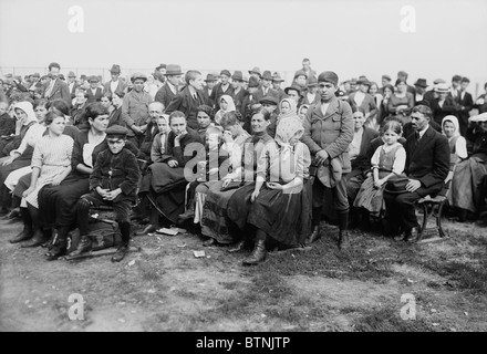 Vintage photo vers 1907 d'immigrants en attente de traitement à Ellis Island à New York. Banque D'Images