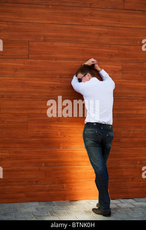 Jeune homme dans la dépression. Banque D'Images