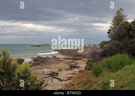 Lorne Pier et littoral rocheux, Great Ocean Road, Lorne, Victoria, Australie, Océanie Banque D'Images