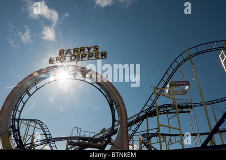 Roller Coaster de boucle avec Port, Rush, l'Irlande du Nord Banque D'Images