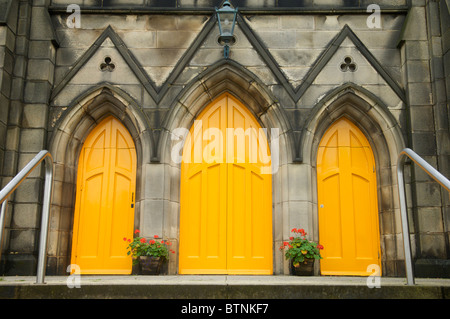 Trois portes jaune vif d'église victorienne,Lancaster,UK Banque D'Images