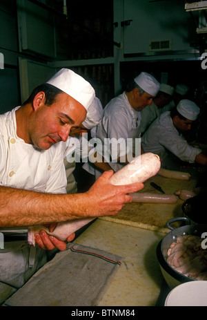 Georges de Latour, faisant de saucisse de porc, saucisse de porc, séchage, Charcutier, boucher charcutier, charcuterie, charcuterie de Latour, Lyon, France Banque D'Images